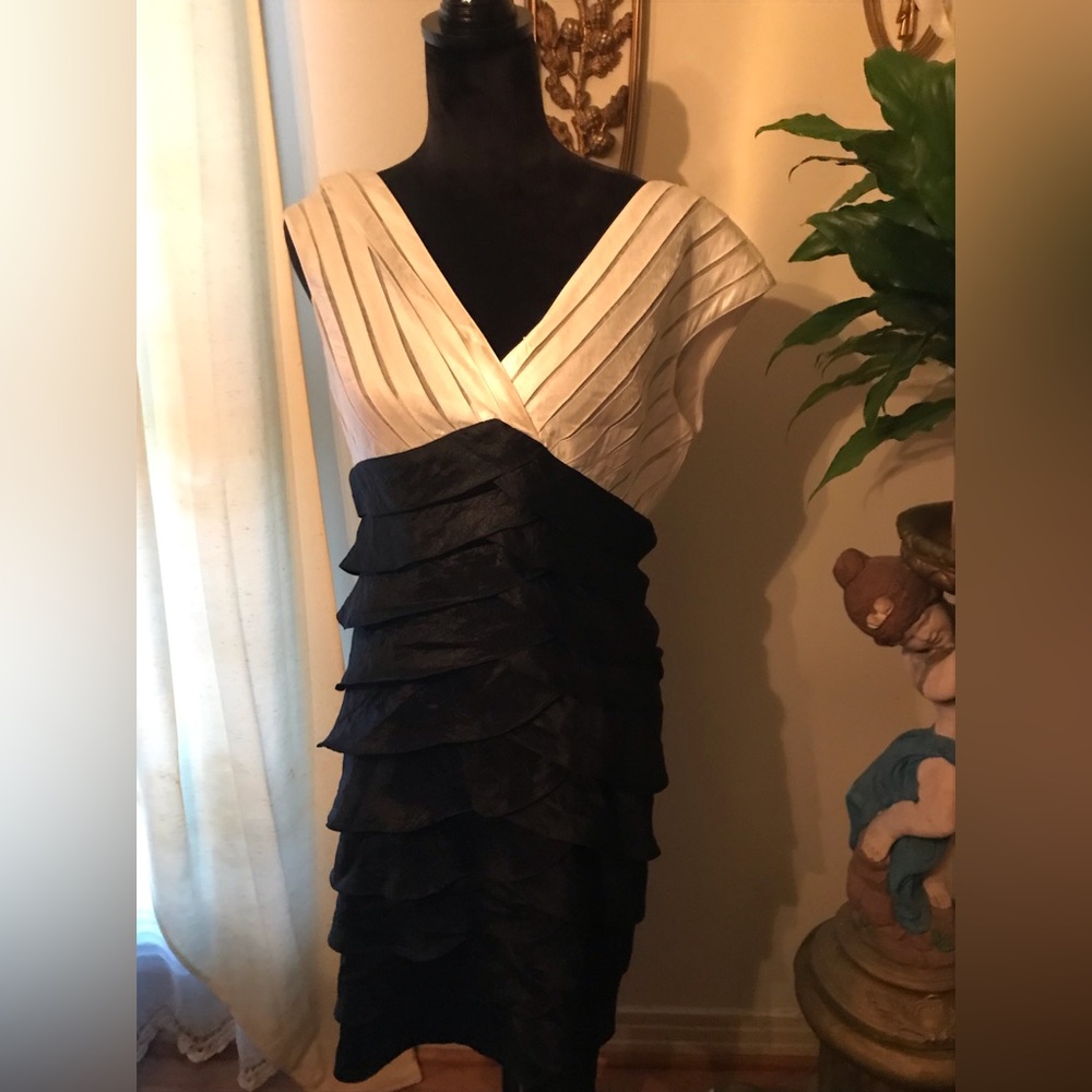 Adrianna Papell dress size 6.This is sophisticated lady dress.lined, preowned.